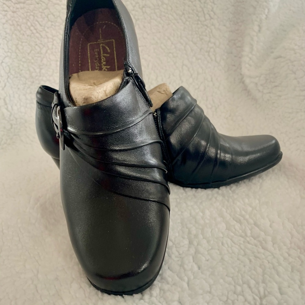 Clark’s black womens shoes. Size 7.
